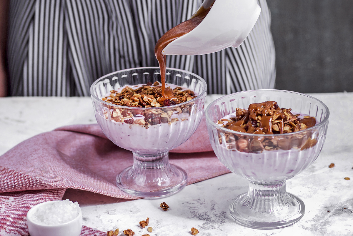 Непревзойденная гранола: как приготовить идеальный завтрак с черничным йогуртом и солёной карамелью