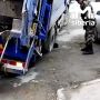 Мусоровоз провалился под текстуры на Октябрьской в Новосибирске