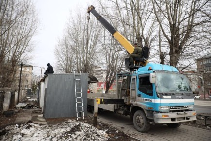 Незаконный киоск демонтировали на улице Трикотажной в Дзержинском районе