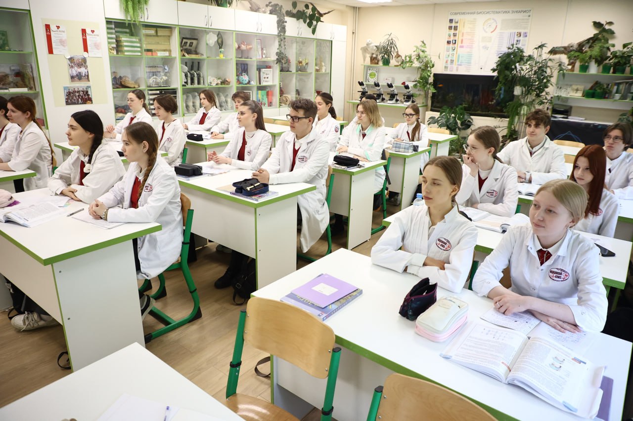 Биолабораторию для выращивания овощей открыли в новосибирской гимназии Биолабораторию для выращивания овощей открыли в новосибирской гимназии