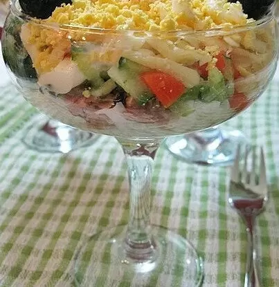 Нежный слоеный салат с тунцом и сыром