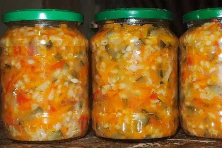 Секреты зимнего рассольника: перловка и свежие овощи в идеальной заготовке