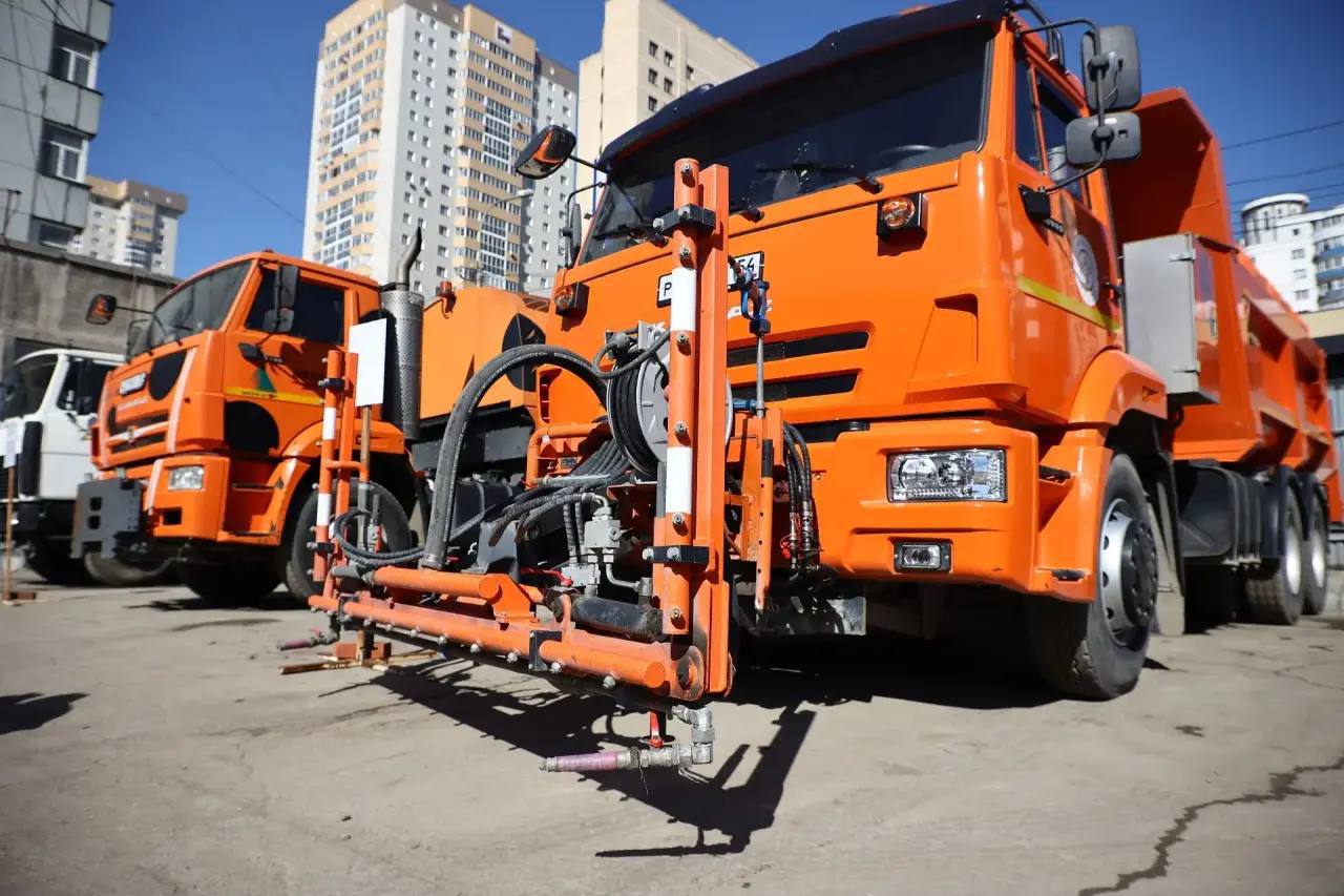 В Новосибирске дорожные службы начали готовить город к весенне-летнему сезону