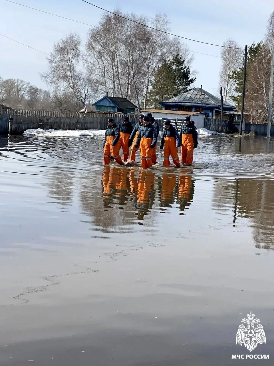 Аэромобильная группа спасателей оказывает адресную помощь жителям районов Новосибирской области, чьи участки подвержены подтоплению, сообщили в ГУ МЧС по региону Аэромобильная группа спасателей оказывает адресную помощь жителям районов Новосибирской области, чьи участки подвержены подтоплению, сообщили в ГУ МЧС по региону