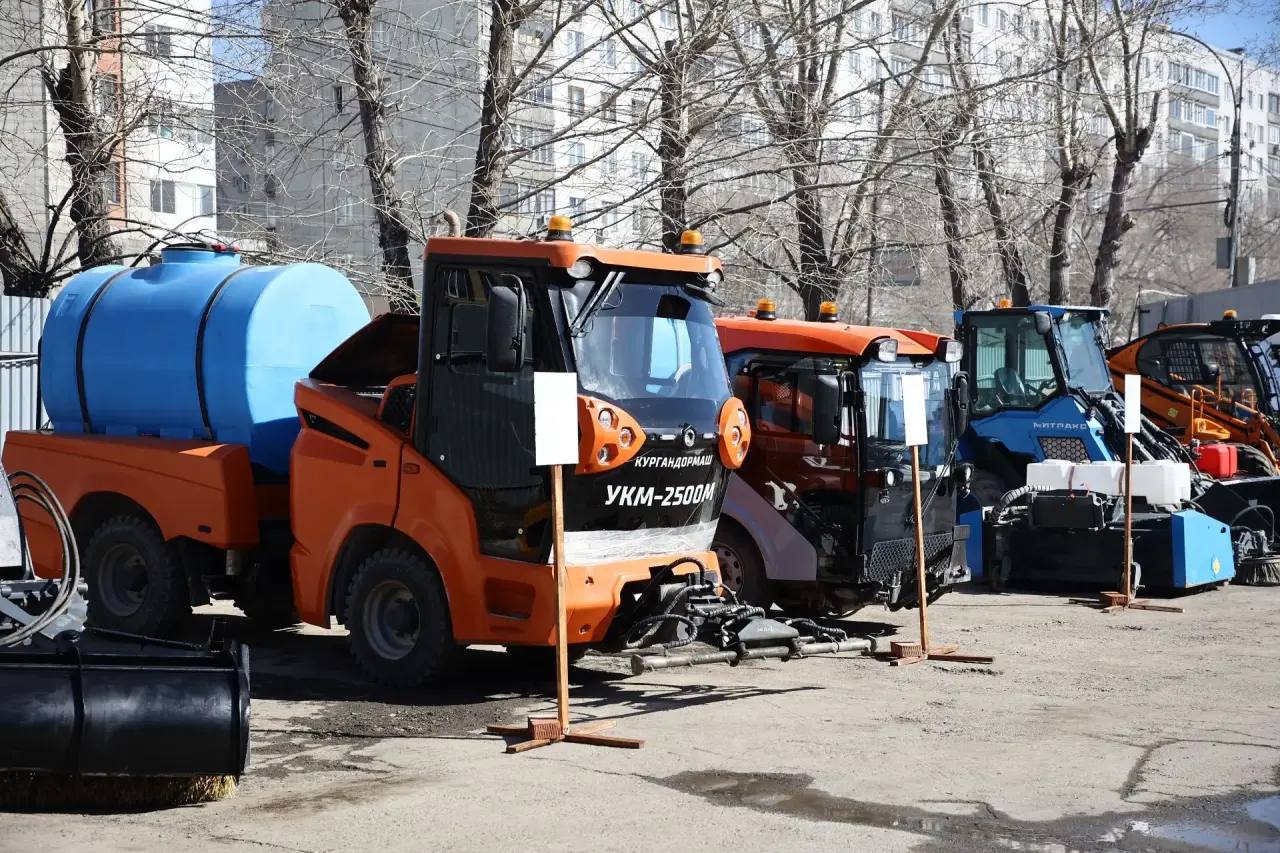 Максим Кудрявцев: Сегодня в ДЭУ-1 проверил готовность техники к уборке территории города в летнем режиме