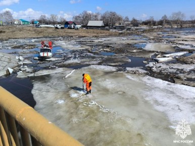 Аэромобильная группа спасателей оказывает адресную помощь жителям районов Новосибирской области, чьи участки подвержены подтоплению, сообщили в ГУ МЧС по региону