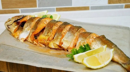 Целая рыба в духовке: праздник вкуса с лимоном и травами