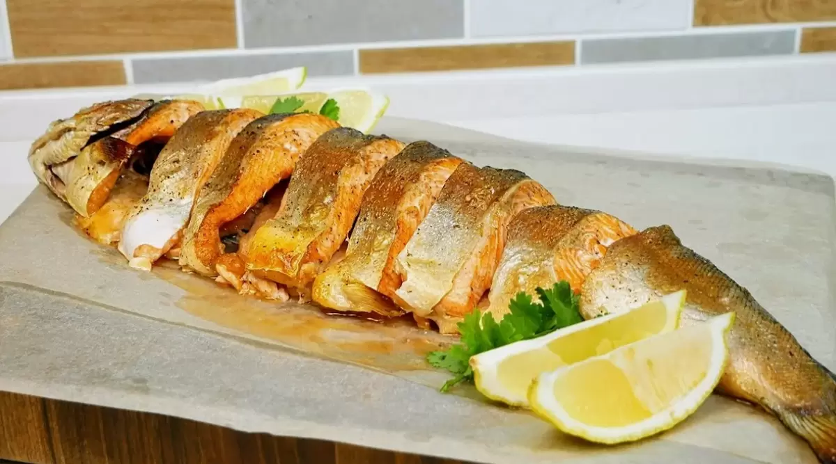 Целая рыба в духовке: праздник вкуса с лимоном и травами