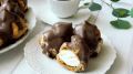 Профитроли с воздушными сливками, покрытые изысканным шоколадным соусом