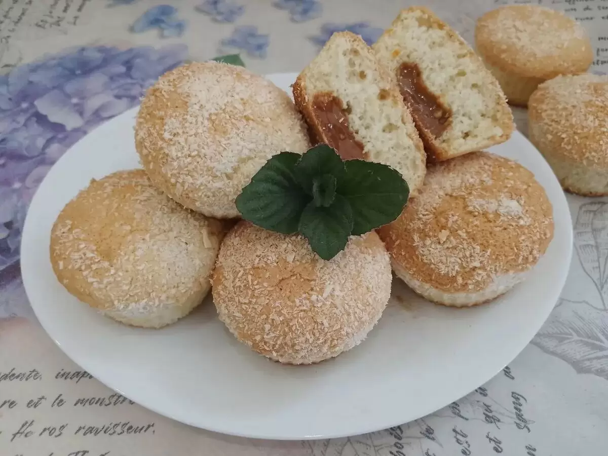 Летние радости: Воздушные кексы с начинкой из сгущенки и кокоса