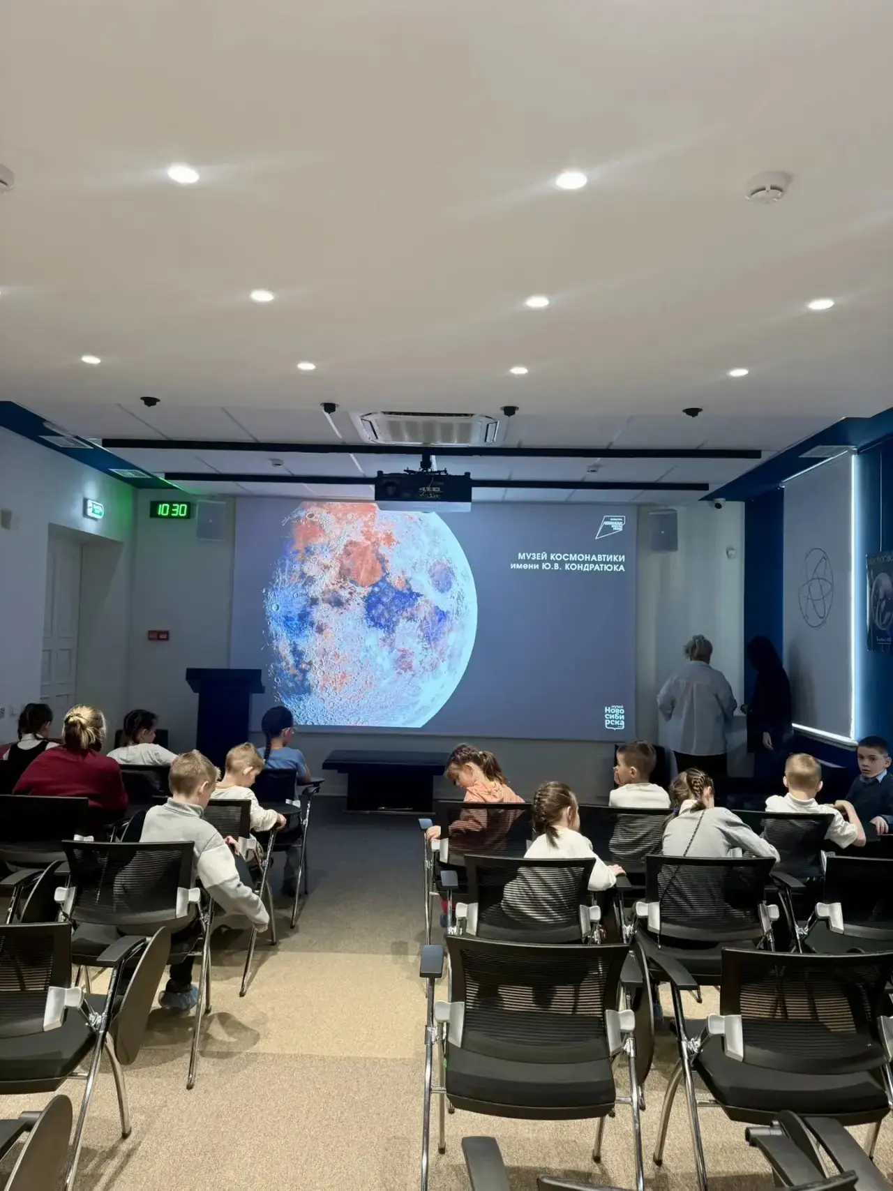 Прокуратурой города по случаю празднования Дня космонавтики проведено патриотическое экскурсионное мероприятие с воспитанниками подшефного центра помощи детям в музее им. Ю.В. Кондратюка Прокуратурой города по случаю празднования Дня космонавтики проведено патриотическое экскурсионное мероприятие с воспитанниками подшефного центра помощи детям в музее им. Ю.В. Кондратюка