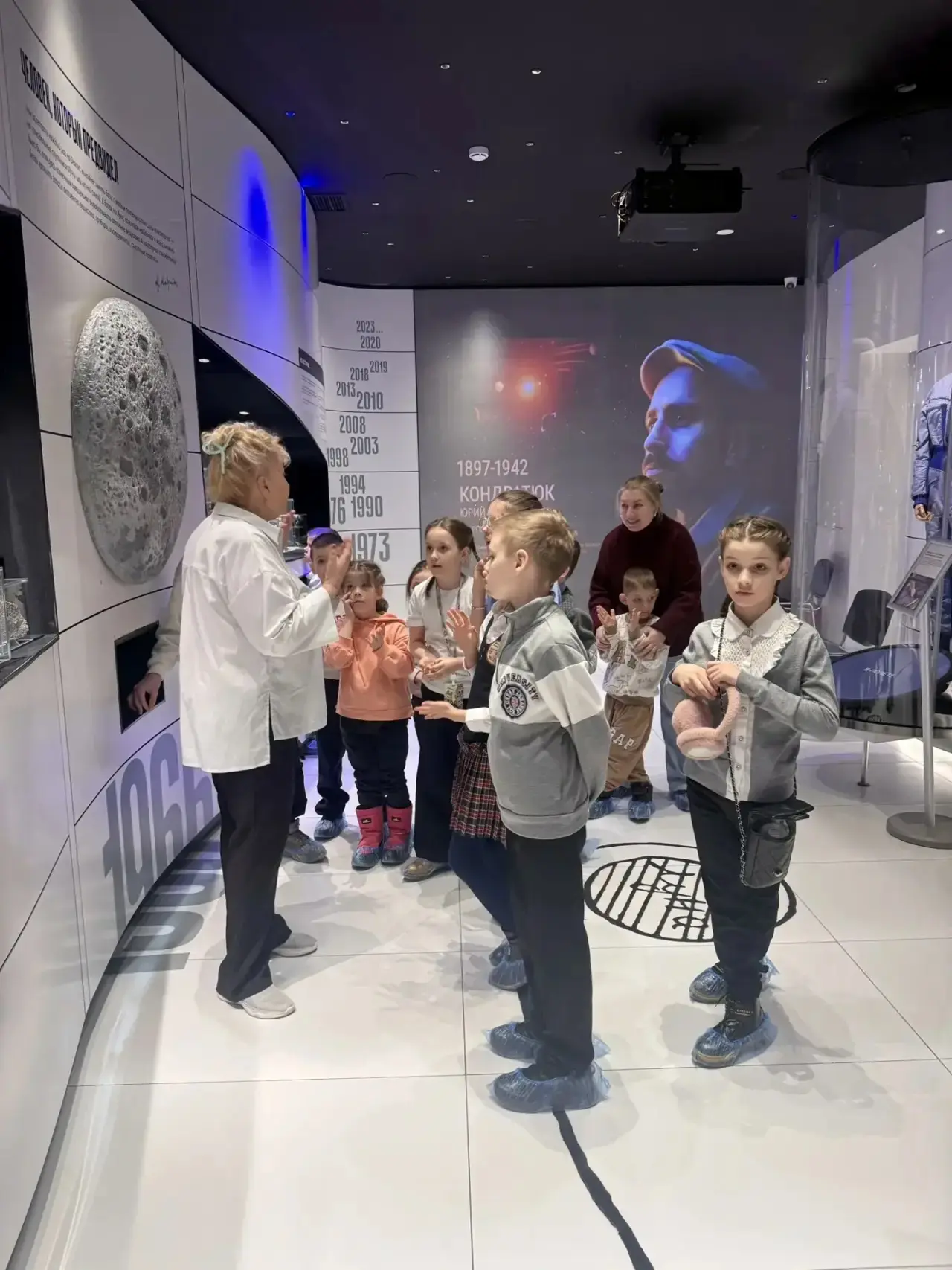Прокуратурой города по случаю празднования Дня космонавтики проведено патриотическое экскурсионное мероприятие с воспитанниками подшефного центра помощи детям в музее им. Ю.В. Кондратюка Прокуратурой города по случаю празднования Дня космонавтики проведено патриотическое экскурсионное мероприятие с воспитанниками подшефного центра помощи детям в музее им. Ю.В. Кондратюка
