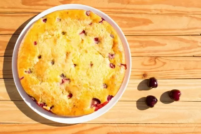 Восхитительный заливной пирог на кефире с вареньем: простой и вкусный рецепт