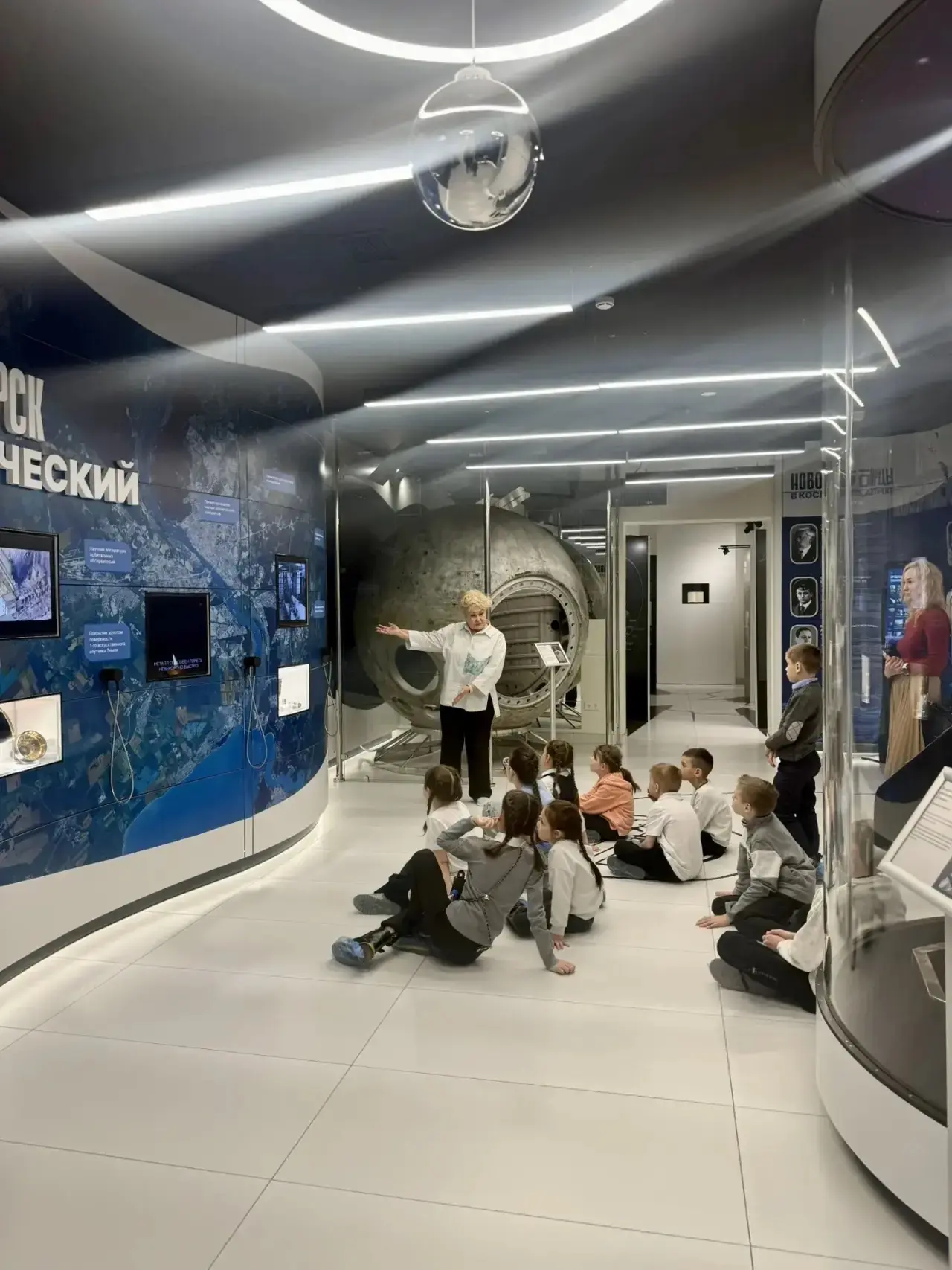 Прокуратурой города по случаю празднования Дня космонавтики проведено патриотическое экскурсионное мероприятие с воспитанниками подшефного центра помощи детям в музее им. Ю.В. Кондратюка Прокуратурой города по случаю празднования Дня космонавтики проведено патриотическое экскурсионное мероприятие с воспитанниками подшефного центра помощи детям в музее им. Ю.В. Кондратюка