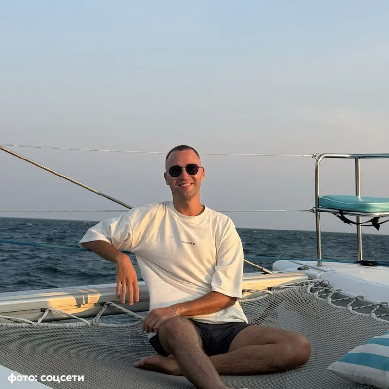 В российских соцсетях новый тренд: мужчины активно ставят на аватарки фотографию дизайнера из Новосибирска, который сам назвал снимок «первым удачным фото за 5 лет»