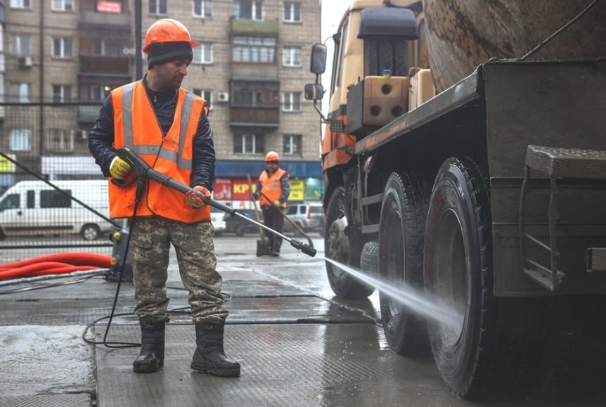 В Новосибирске будут штрафовать застройщиков за грязные колеса спецтехники