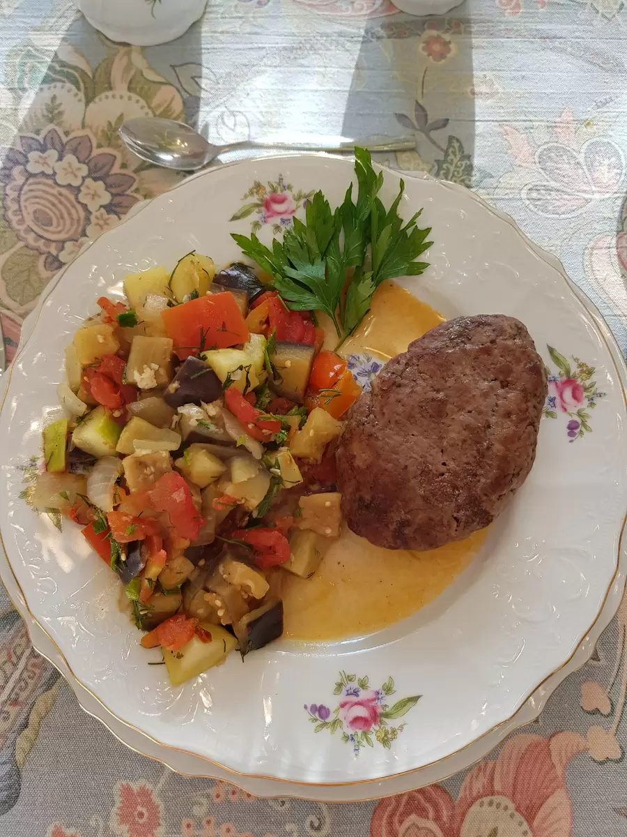 Сытное блюдо на осень: запеченные котлеты с овощным рагу