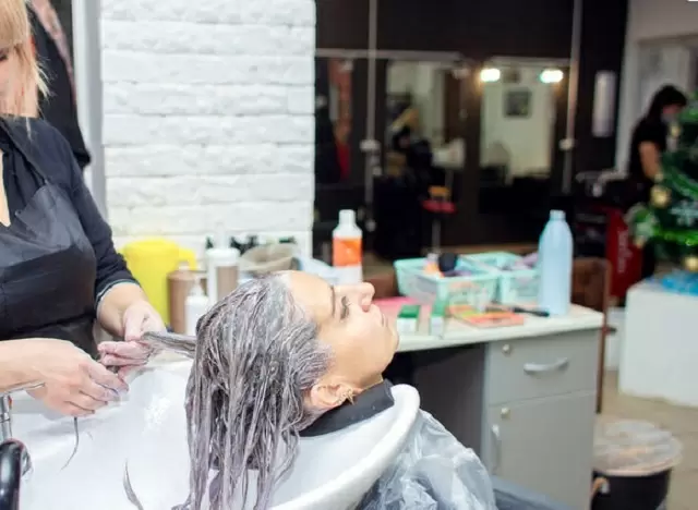 Эффективные методы борьбы с пятнами краски для волос на одежде