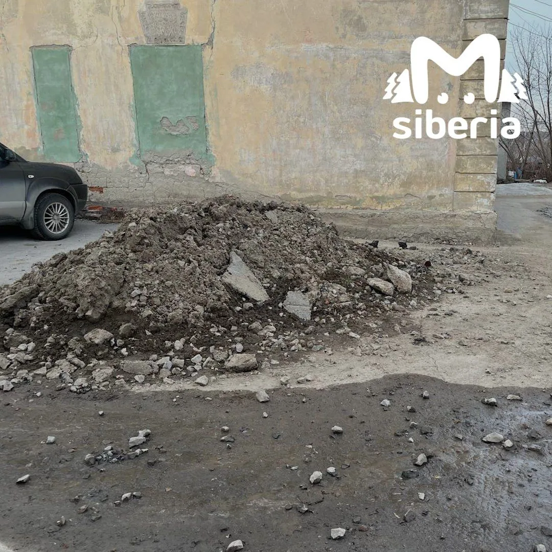 СГК оставили горы земли и куски асфальта после коммунальных работ в Новосибирске