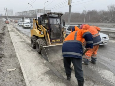 Пылесосят, моют, убирают – в Новосибирске продолжается весенняя уборка