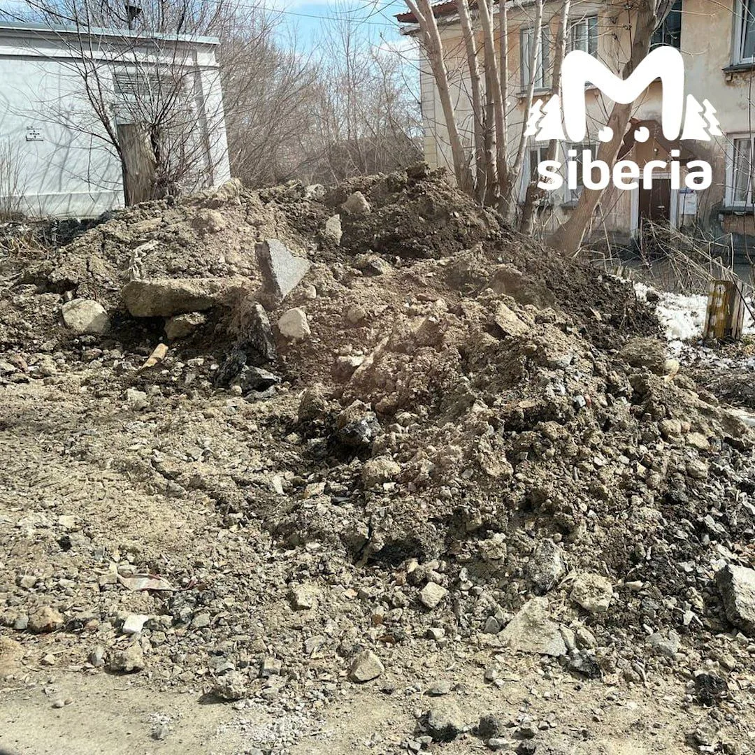 СГК оставили горы земли и куски асфальта после коммунальных работ в Новосибирске СГК оставили горы земли и куски асфальта после коммунальных работ в Новосибирске