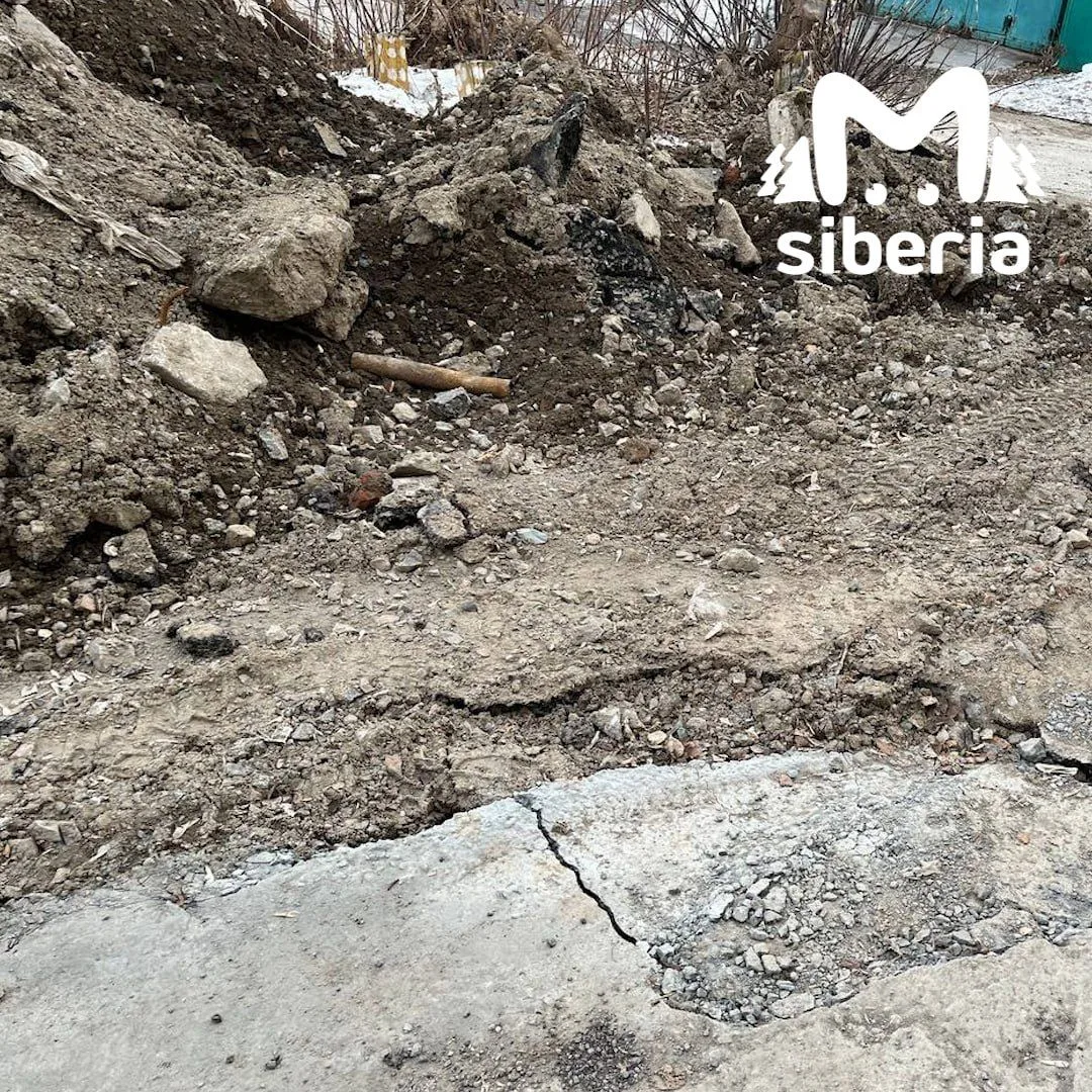 СГК оставили горы земли и куски асфальта после коммунальных работ в Новосибирске СГК оставили горы земли и куски асфальта после коммунальных работ в Новосибирске