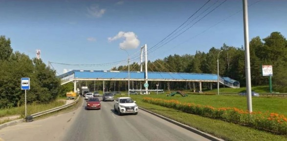 В Новосибирске готовят к ремонту пешеходный мост на остановке «Обское море»