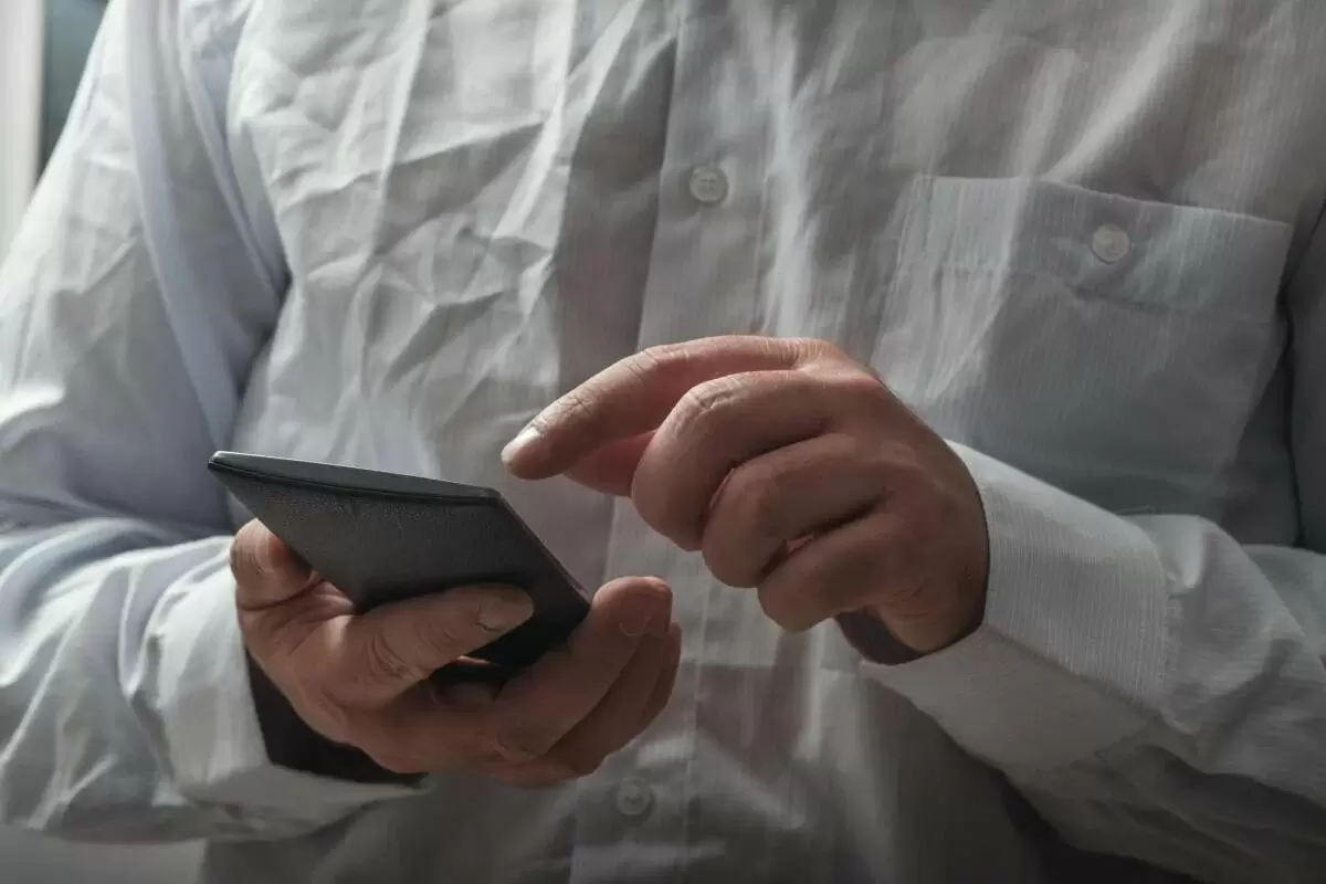 Как быстро избавиться от складок на одежде: простые методы без утюга