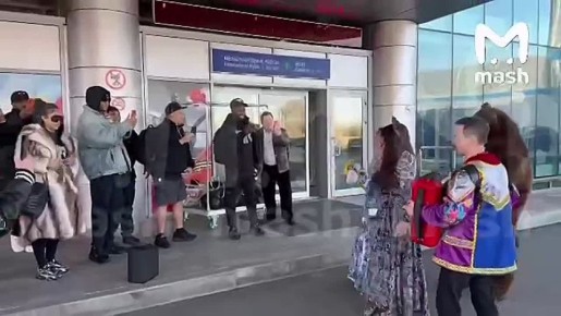����� Flo Rida �������� � ������ �� ������� ����� � ���� ������� ���� �� ������. �� ������� ��� ��������� ��� ����: ����, ������, ����������� ����, �������� �������� � ������� ������ ���� Low