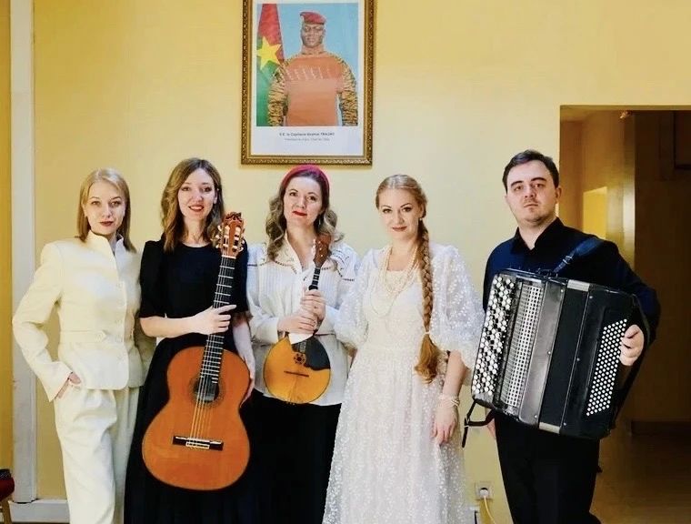 Артисты Новосибирской филармонии представили российскую культуру на одном из крупнейших фестивалей Западной Африки – Национальной неделе культуры БуркинаФасо Артисты Новосибирской филармонии представили российскую культуру на одном из крупнейших фестивалей Западной Африки – Национальной неделе культуры БуркинаФасо