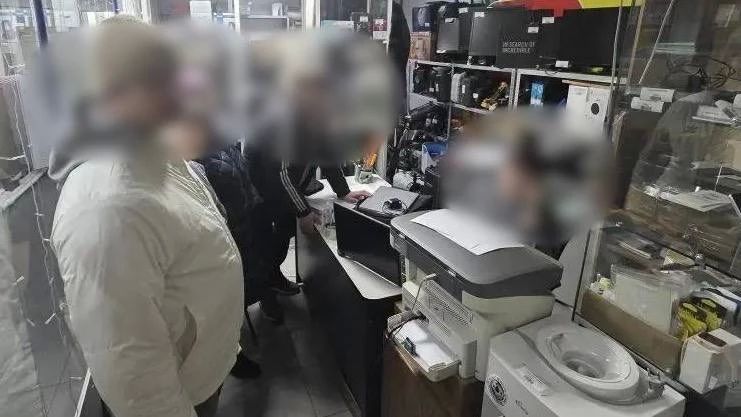 Двойной удар: в Новосибирской области мужчина похитил телефон и ноутбук у знакомого
