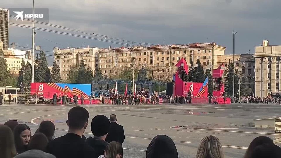 Тем временем, репетиция Парада на площади Ленина уже стартовала