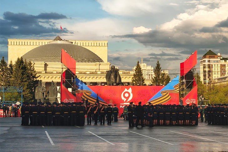 Вечером в среду, 6 мая, центральная площадь столицы Сибири стала местом проведения очередной репетиции парада в честь 81-й годовщины Победы в Великой Отечественной войне
