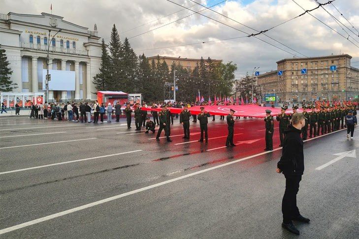 Вечером в среду, 6 мая, центральная площадь столицы Сибири стала местом проведения очередной репетиции парада в честь 81-й годовщины Победы в Великой Отечественной войне Вечером в среду, 6 мая, центральная площадь столицы Сибири стала местом проведения очередной репетиции парада в честь 81-й годовщины Победы в Великой Отечественной войне