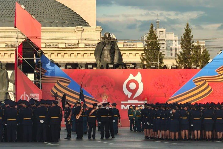 Вечером в среду, 6 мая, центральная площадь столицы Сибири стала местом проведения очередной репетиции парада в честь 81-й годовщины Победы в Великой Отечественной войне Вечером в среду, 6 мая, центральная площадь столицы Сибири стала местом проведения очередной репетиции парада в честь 81-й годовщины Победы в Великой Отечественной войне