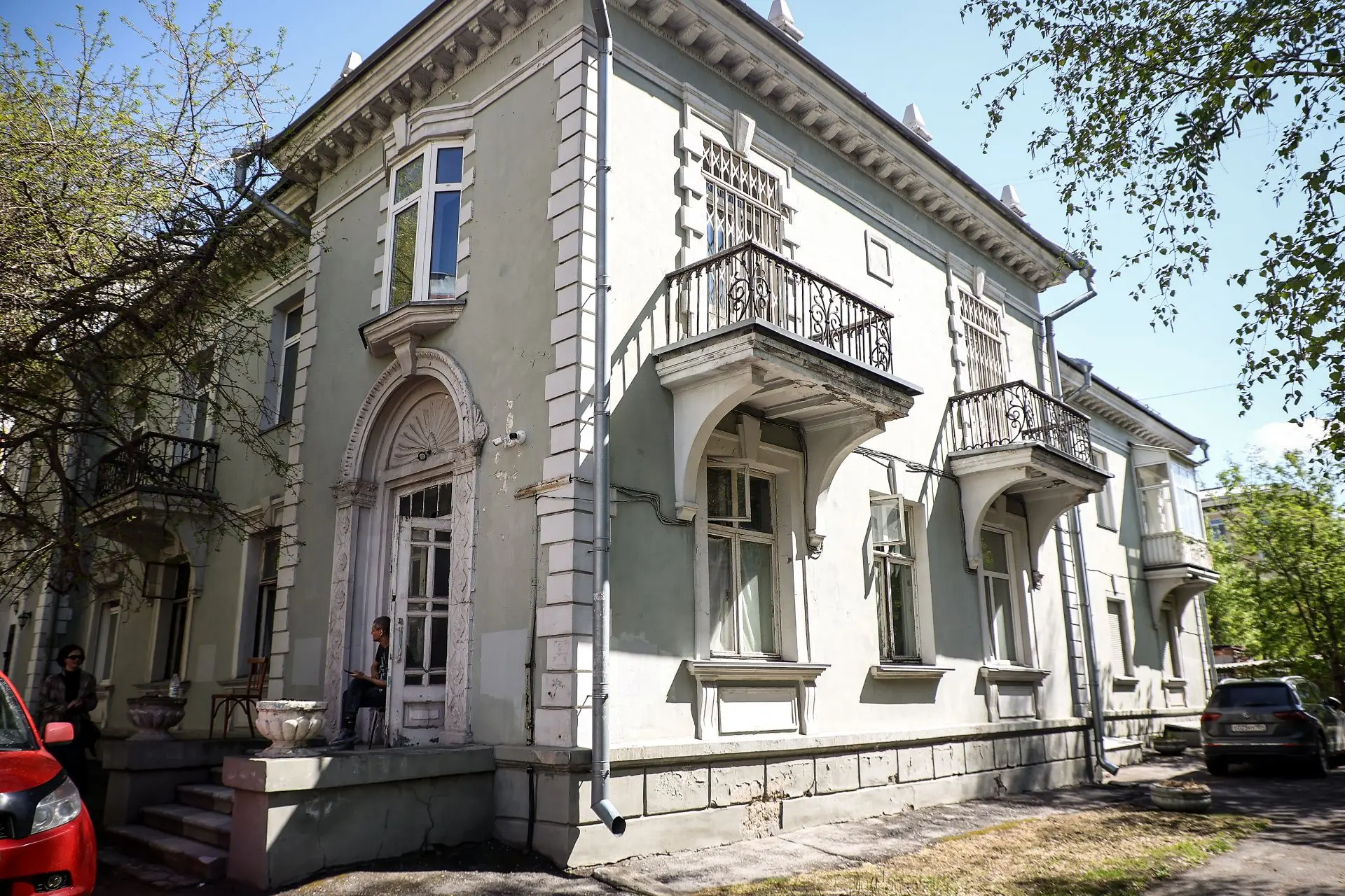 Древние фонари и трактор в кустах: ходим по Тихому центру в Новосибирске Древние фонари и трактор в кустах: ходим по Тихому центру в Новосибирске