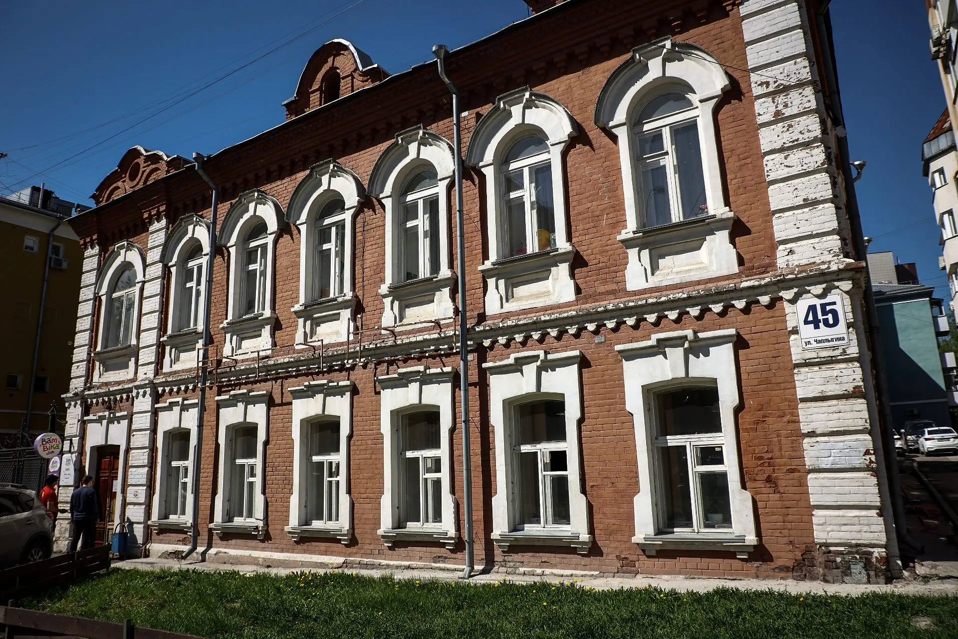 Древние фонари и трактор в кустах: ходим по Тихому центру в Новосибирске Древние фонари и трактор в кустах: ходим по Тихому центру в Новосибирске
