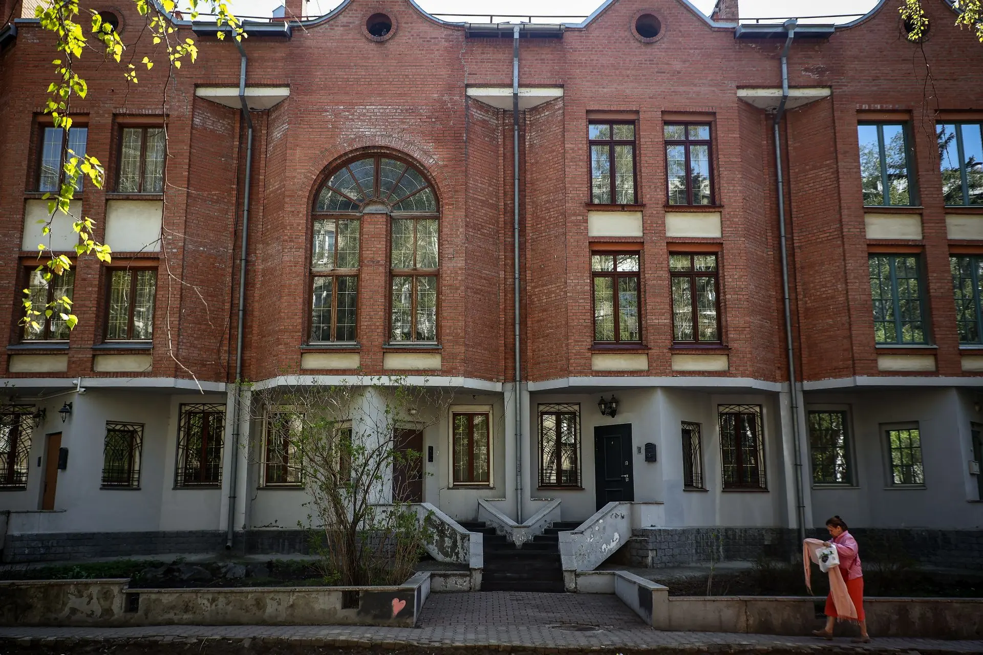 Древние фонари и трактор в кустах: ходим по Тихому центру в Новосибирске Древние фонари и трактор в кустах: ходим по Тихому центру в Новосибирске
