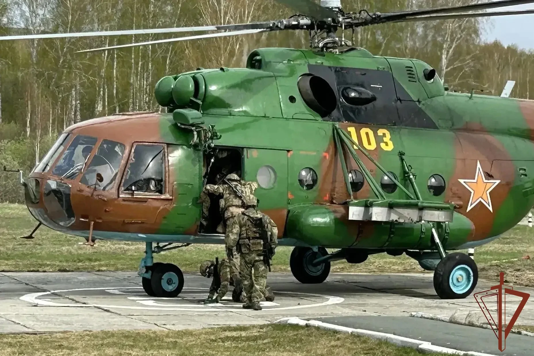 В Новосибирской области на базе учебного центра «Горный» военнослужащие отряда специального назначения «Ермак» Сибирского ордена Жукова округа Росгвардии отработали навыки беспарашютного десантирования из вертолета Ми-8 В Новосибирской области на базе учебного центра «Горный» военнослужащие отряда специального назначения «Ермак» Сибирского ордена Жукова округа Росгвардии отработали навыки беспарашютного десантирования из вертолета Ми-8