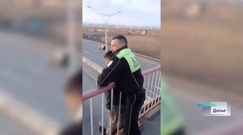 Инспекторы ДПС спасли мужчину на мосту в Барнауле