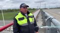 Инспекторы ДПС спасли мужчину на мосту в Барнауле