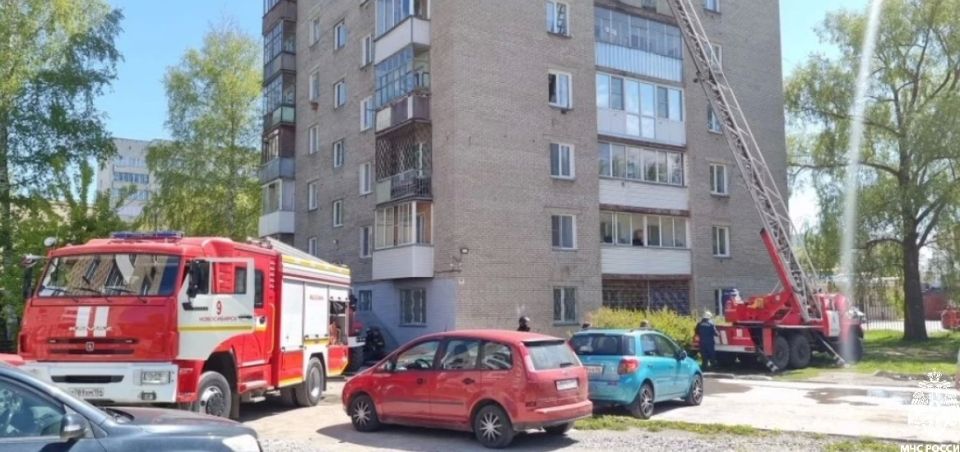 Спасатели МЧС России эвакуировали 13 человек во время пожара в многоквартирном доме на улице Громова