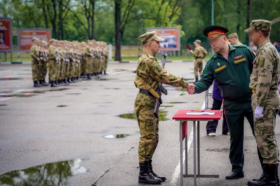 Сегодня в Ленинградской области состоялась торжественная церемония Военной присяги военнослужащими по призыву 33-й бригады оперативного назначения и полка по охране важных государственных объектов Северо-Западного округа... Сегодня в Ленинградской области состоялась торжественная церемония Военной присяги военнослужащими по призыву 33-й бригады оперативного назначения и полка по охране важных государственных объектов Северо-Западного округа...