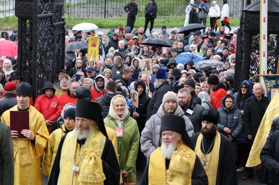 Сегодня по центральным улицам Новосибирска прошел крестный ход Сегодня по центральным улицам Новосибирска прошел крестный ход