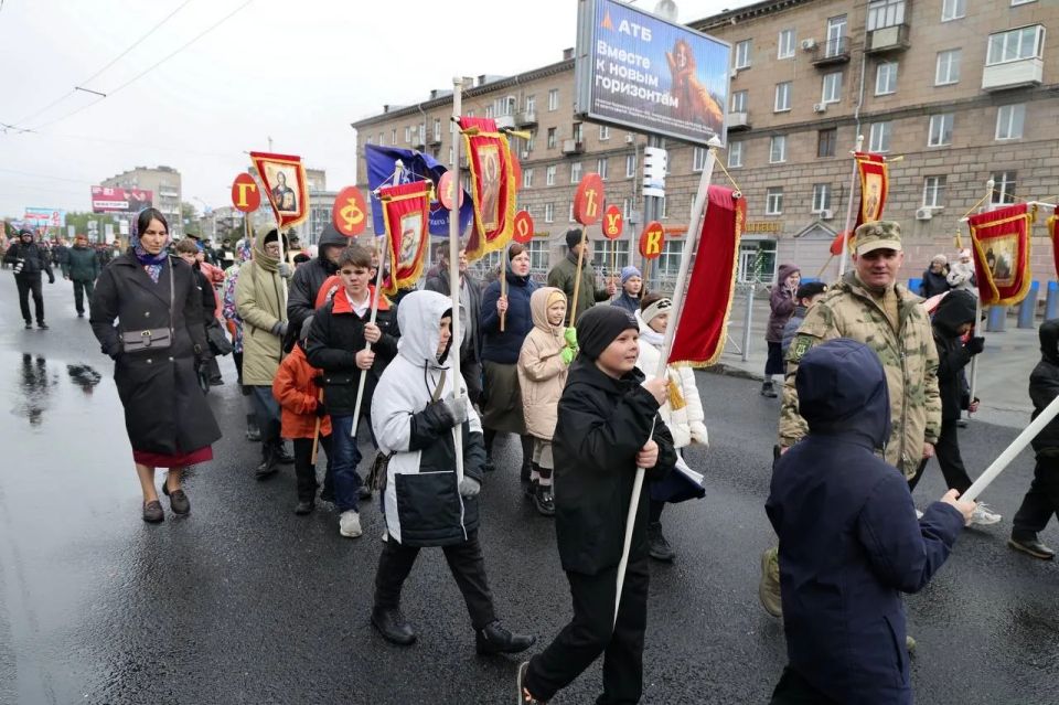 Сегодня по центральным улицам Новосибирска прошел крестный ход Сегодня по центральным улицам Новосибирска прошел крестный ход