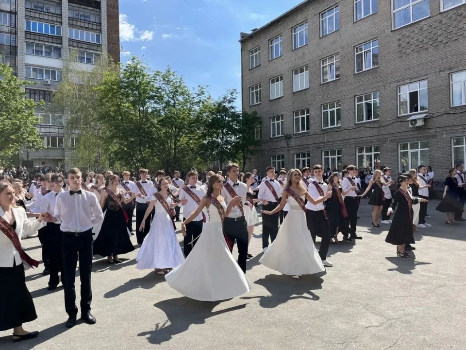 Бантики, вальс и карусели: в Новосибирске прозвенели последние звонки Бантики, вальс и карусели: в Новосибирске прозвенели последние звонки