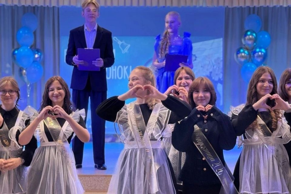 Бантики, вальс и карусели: в Новосибирске прозвенели последние звонки Бантики, вальс и карусели: в Новосибирске прозвенели последние звонки