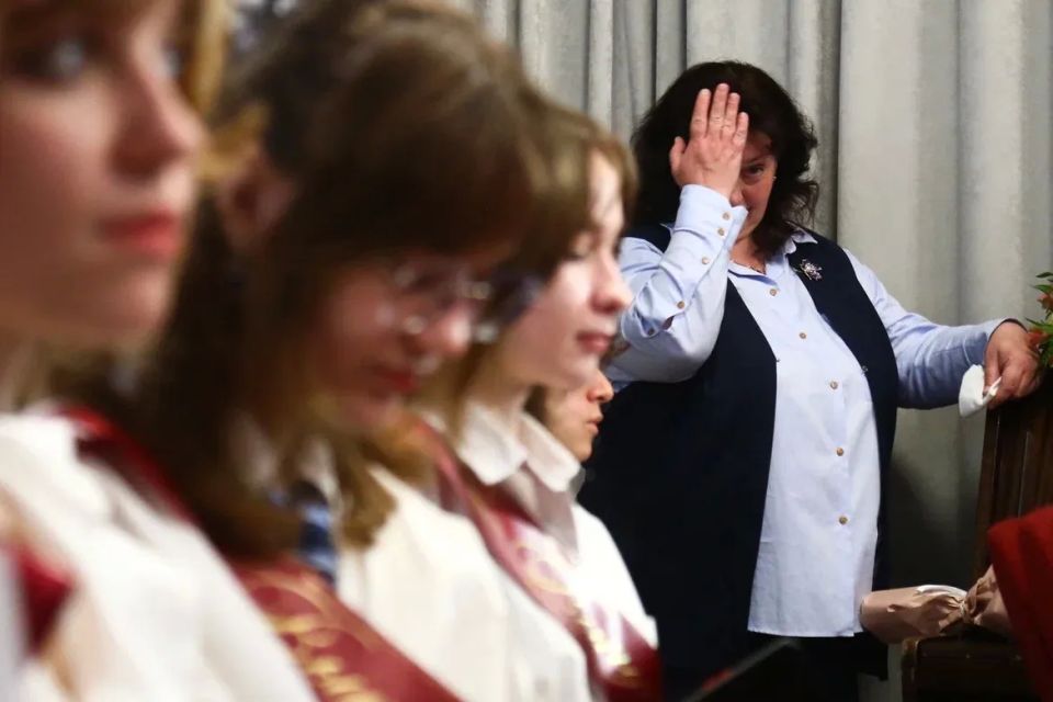 Белые банты и купание в Оби: в Новосибирске проходят «Последние звонки» Белые банты и купание в Оби: в Новосибирске проходят «Последние звонки»