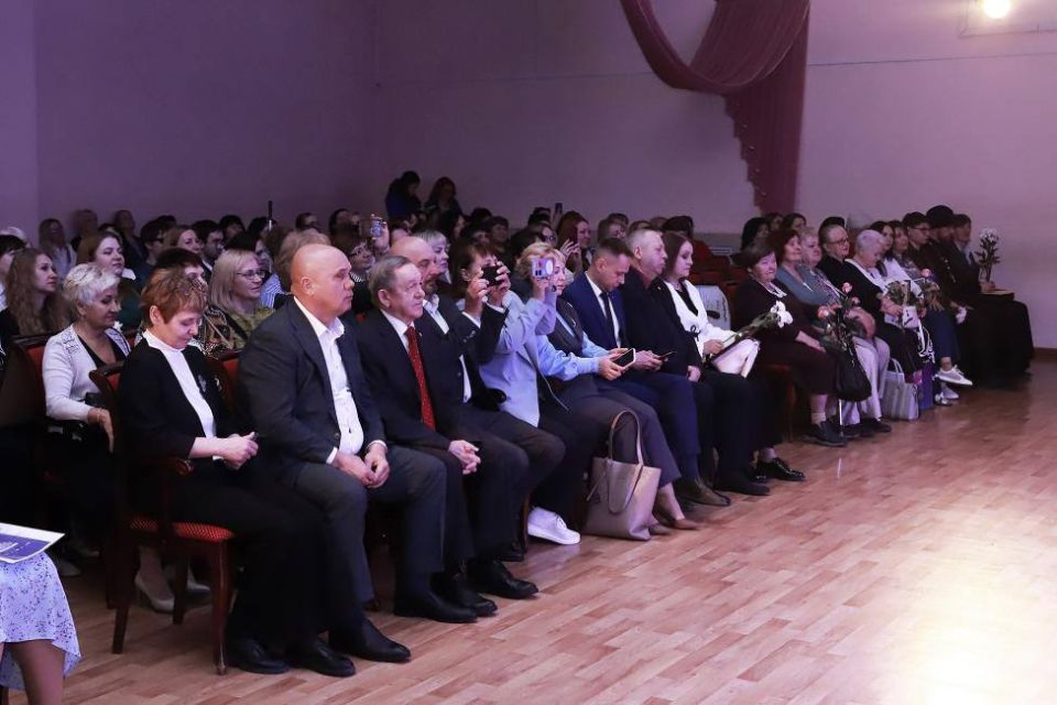 Праздник спорта. Депутаты Законодательного Собрания Новосибирской области Евгений Подгорный и Константин Терещенко приветствовали участников Всероссийской Спартакиады Специальной Олимпиады в футбольном манеже «Заря» в...