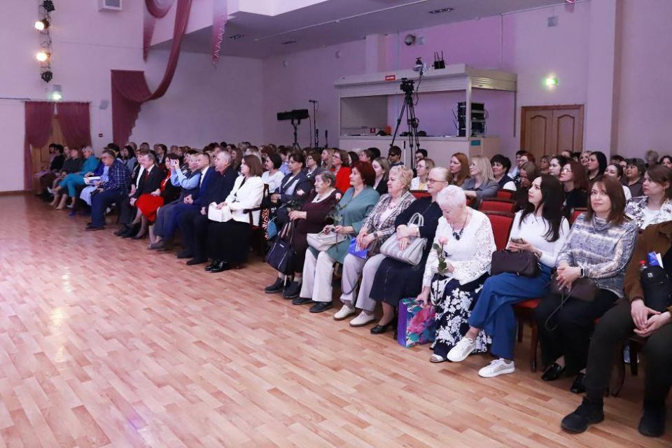 Праздник спорта. Депутаты Законодательного Собрания Новосибирской области Евгений Подгорный и Константин Терещенко приветствовали участников Всероссийской Спартакиады Специальной Олимпиады в футбольном манеже «Заря» в... Праздник спорта. Депутаты Законодательного Собрания Новосибирской области Евгений Подгорный и Константин Терещенко приветствовали участников Всероссийской Спартакиады Специальной Олимпиады в футбольном манеже «Заря» в...